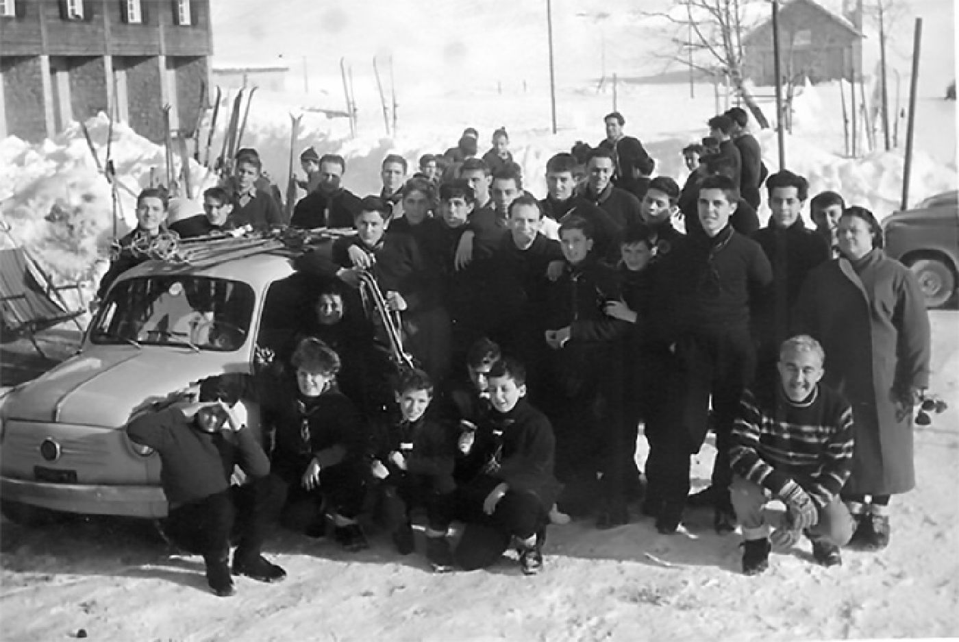 Campo invernale a Bazena, con la Fiat 600 di Don Giovanni. Tra gli altri: Giorgio Sarto, Giannino Bernabei, Franco e Mario Casoni, Guido Torelli, Carlo Spighi, Augusto Ferrari, Gianni Polchi.  