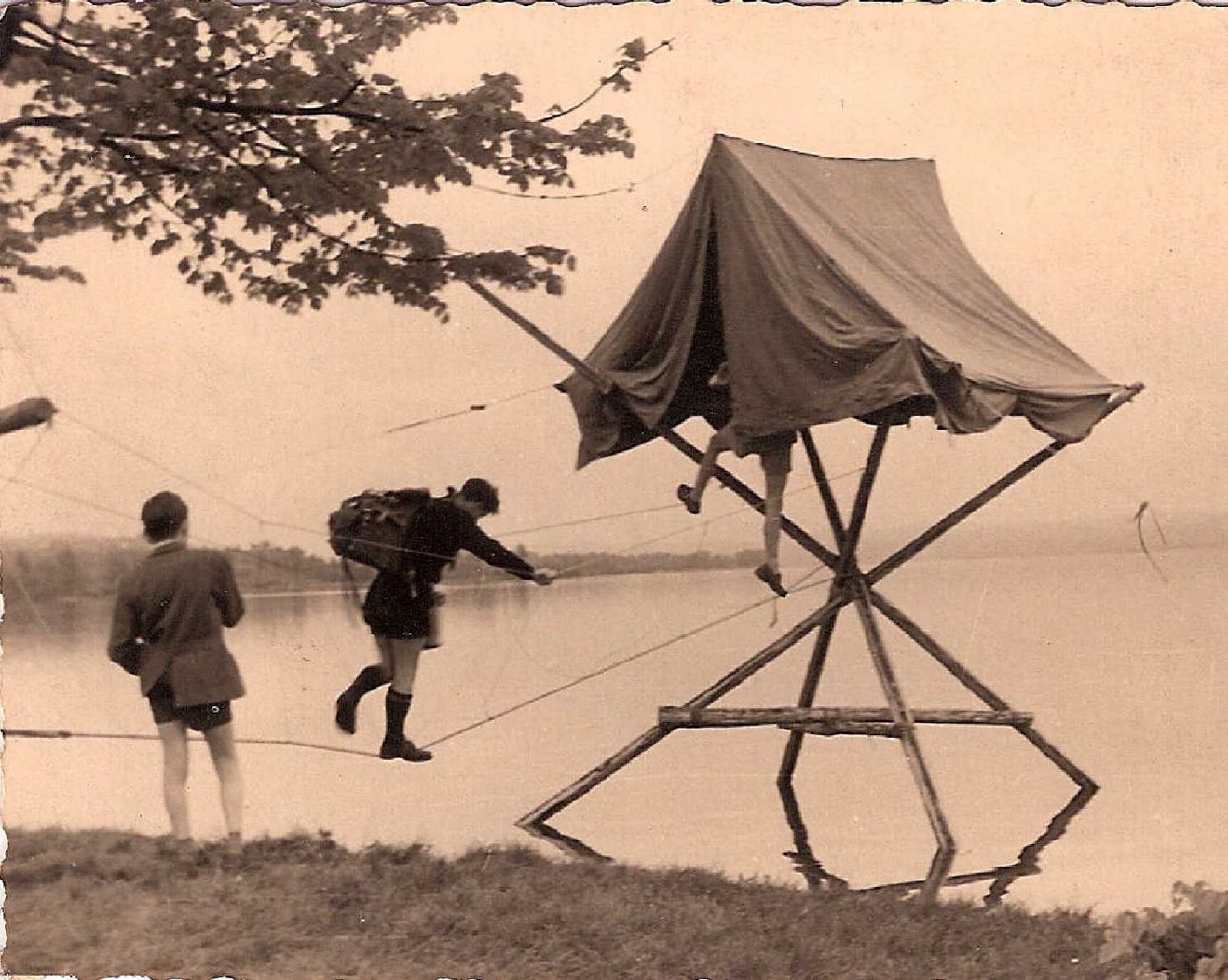 Tenda sopraelevata sull’acqua con accesso via ponte di corde tibetano