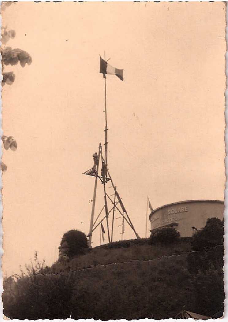 Campo scuola di Val Gerola i due sull’alza bandiera sono Cesar Barioli e Giulio Zelli.  Il foulard era grigio